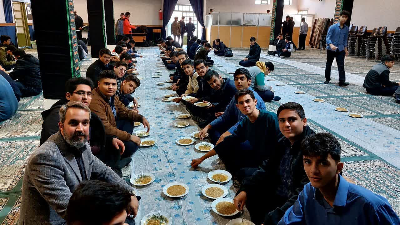 طبخ و پخش آش نذری به منسبت شهادت حضرت زهرا(س)