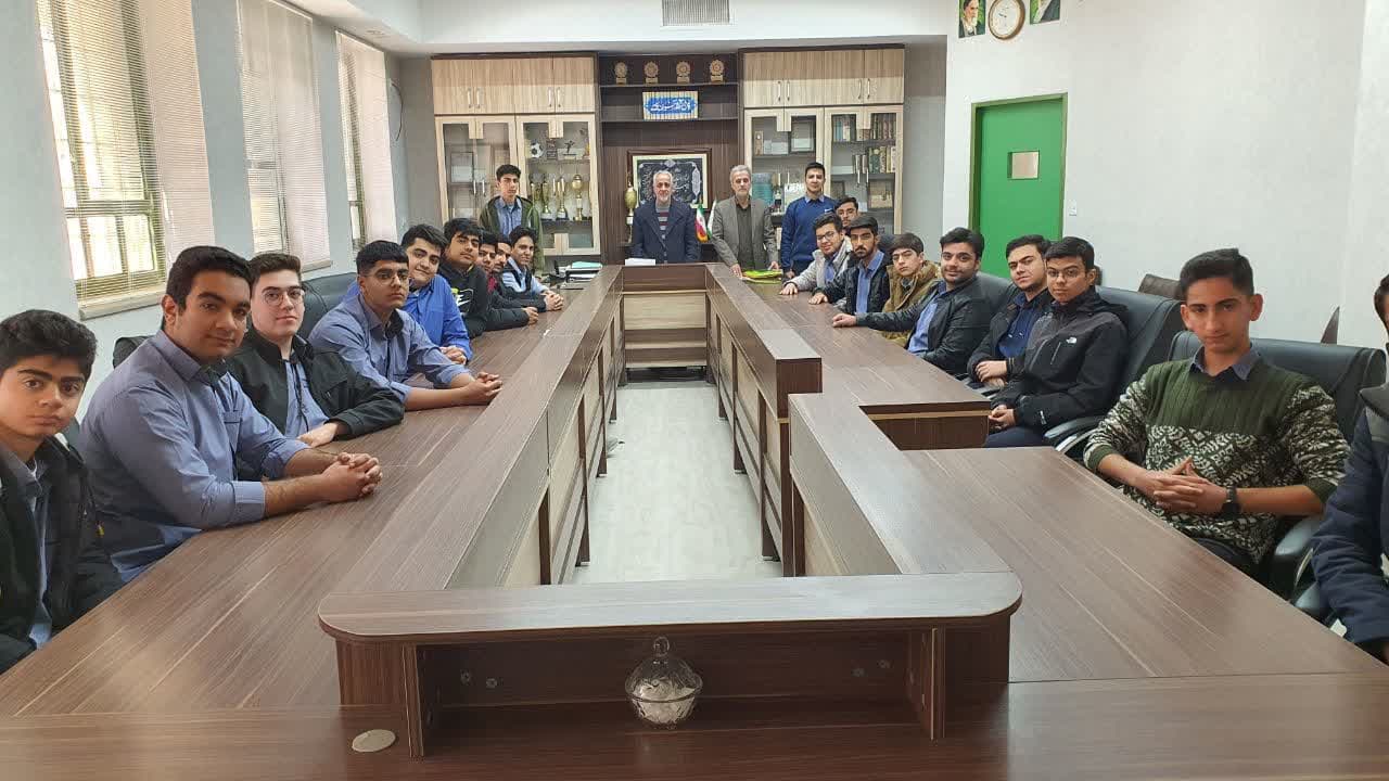 جلسه سرگروه های درسی پایه یازدهم با مدیر دبیرستان و معاون پایه👨‍🎓