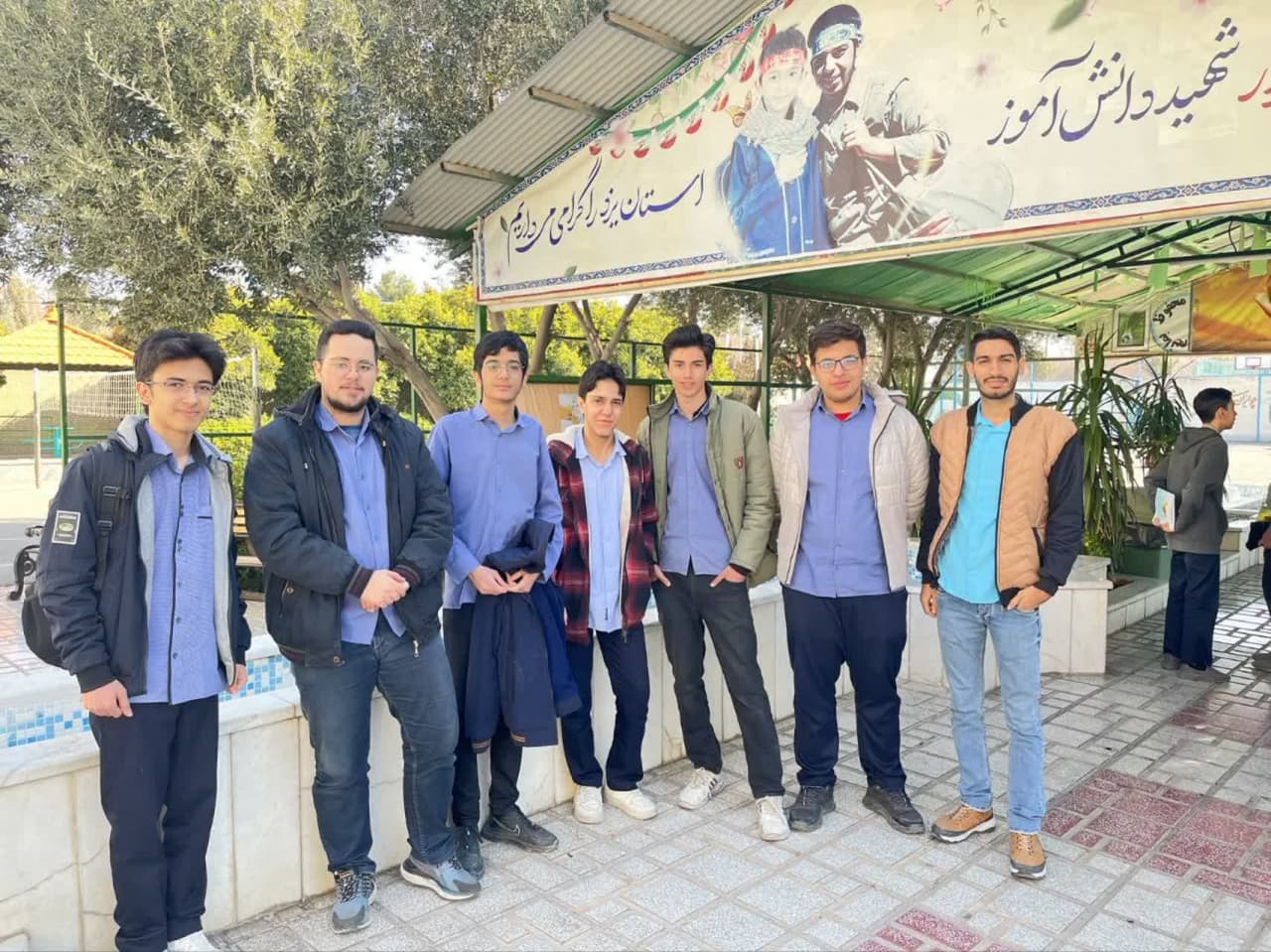 حضور دانش آموزان در مسابقات قرآن و عترت و نماز