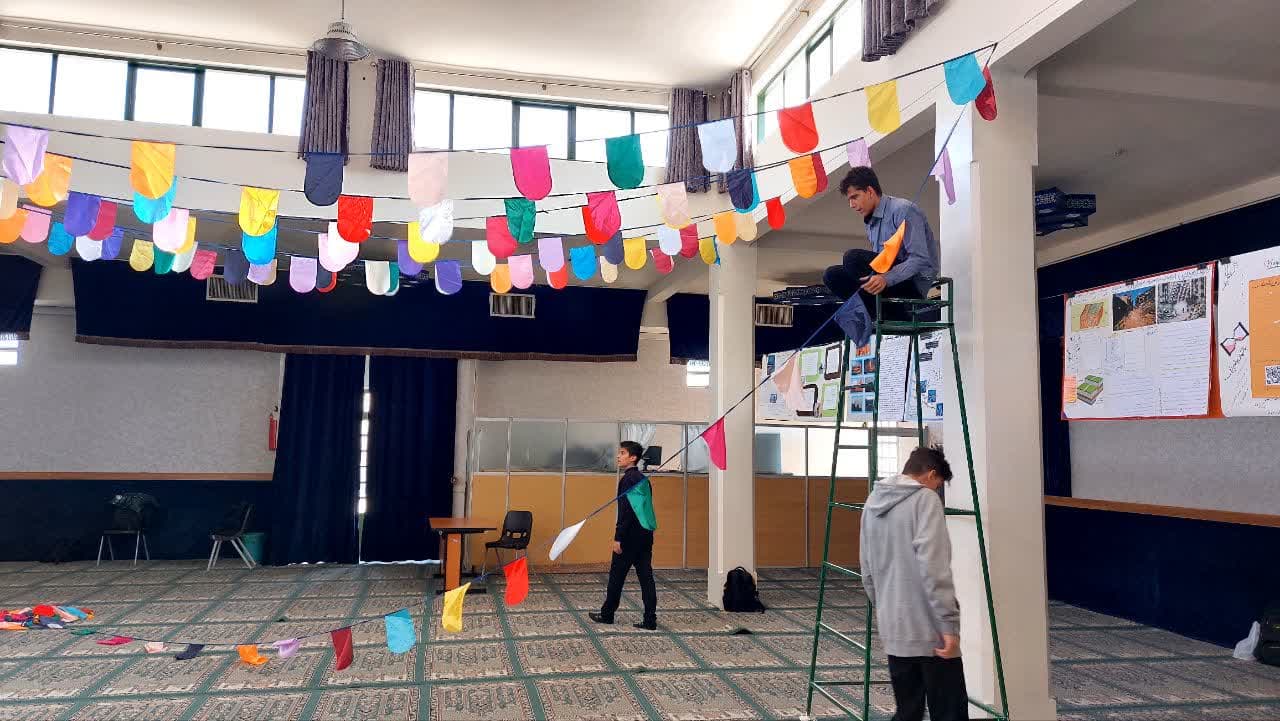 آماده سازی فضای مدرسه برای دهه فجر