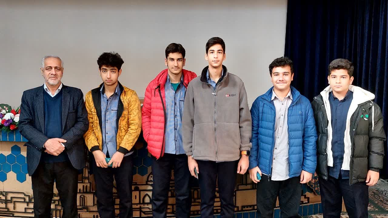 تقدیراز قهرمانان مسابقات طناب کشی مدرسه