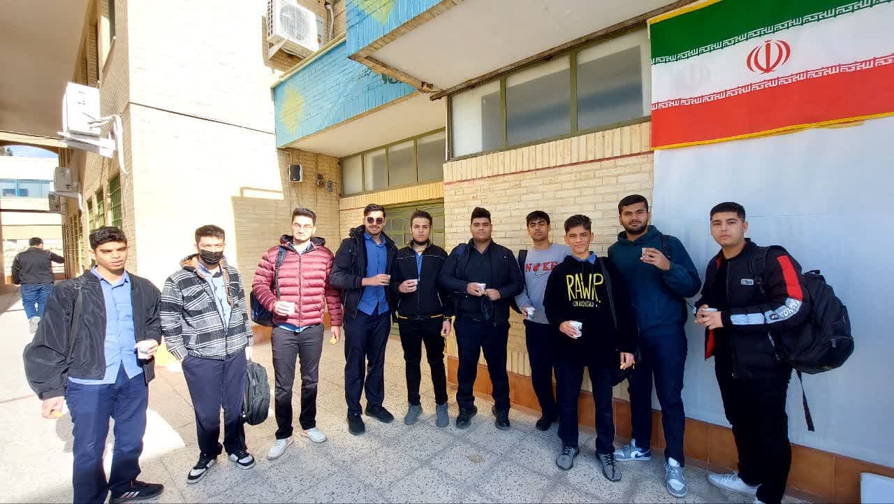 پذیرایی دانش آموزان در دهه مبارک فجر