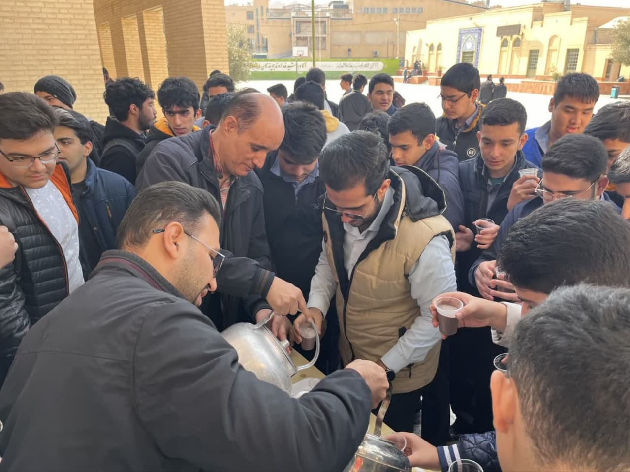 پذیرایی دانش آموزان به مناسبت نیمه شعبان