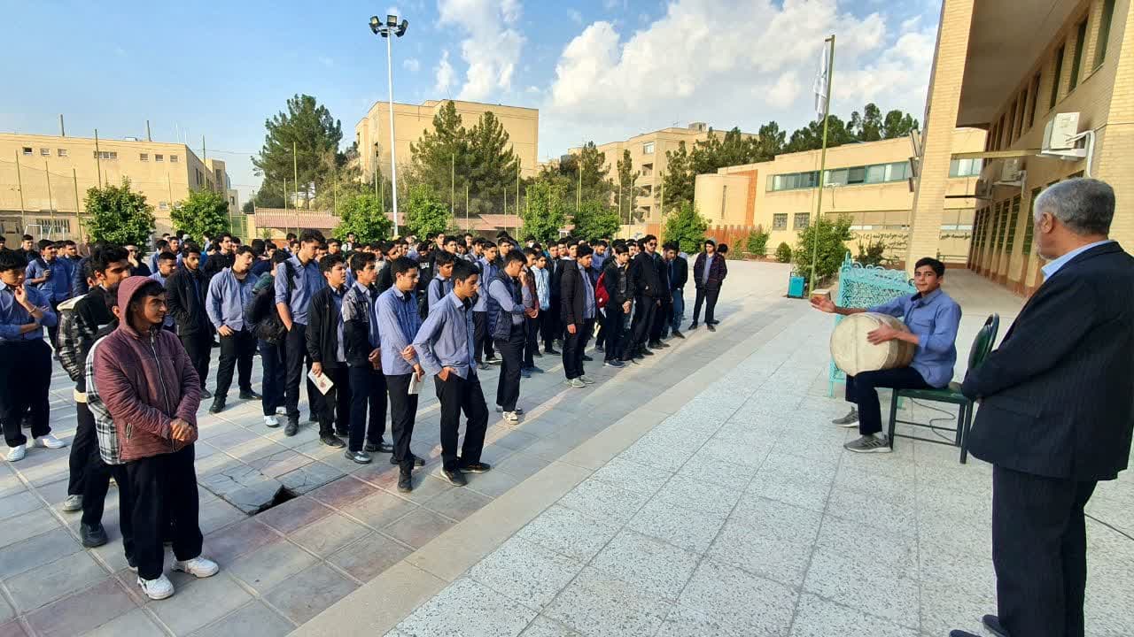 اجرای ضرب زورخانه در مراسم صبحگاه