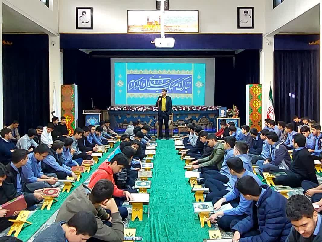 جلسه قرآن باحضوراستادقرآنی(استادکاظمی)