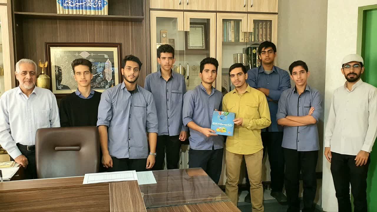 اعطای حکم مسئولیت به مسئول انجمن آموزشگاه